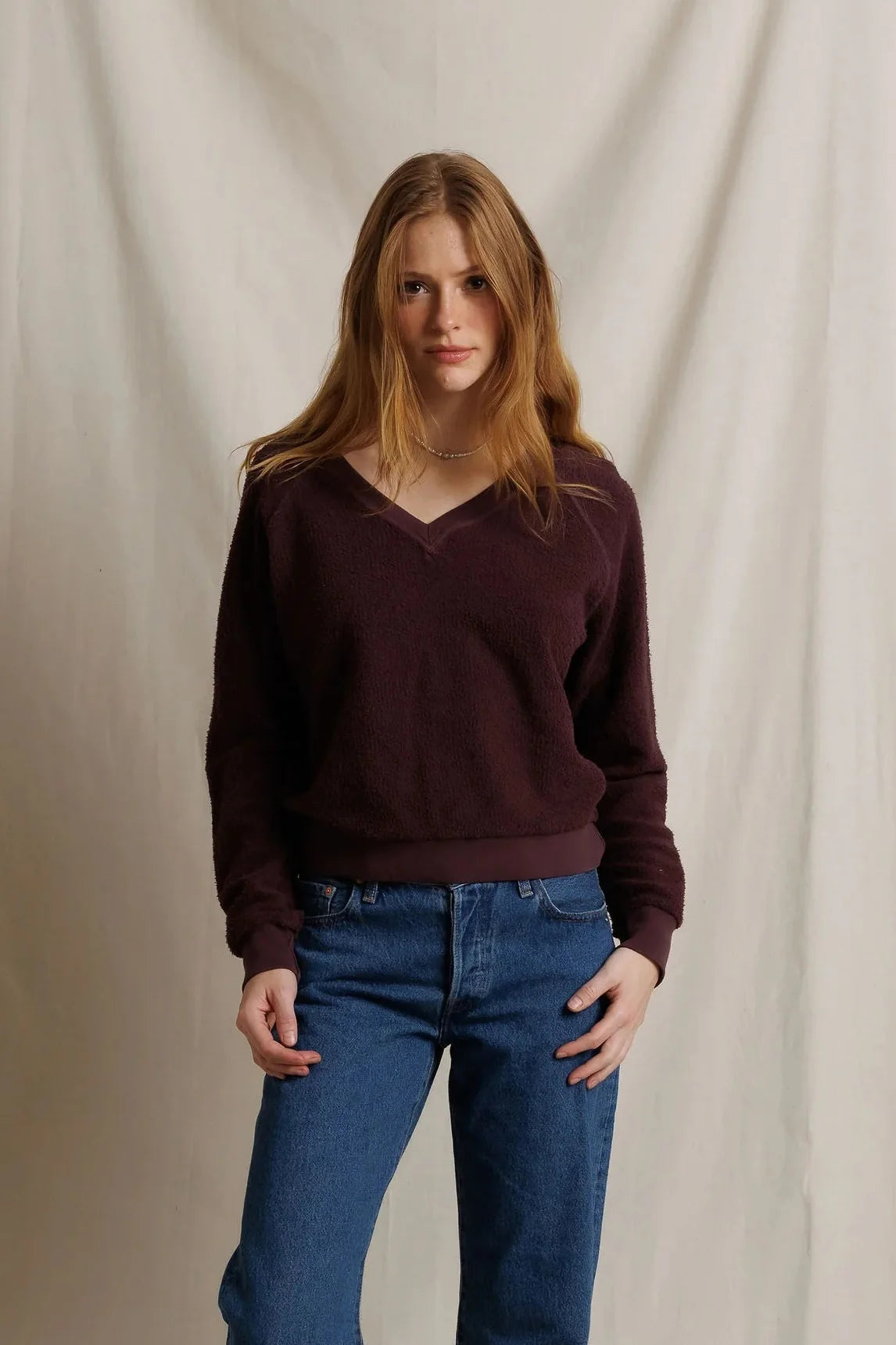 Perfect White Tee Zuri Ziggy V-Neck Sweatshirt Cherry Lacquer